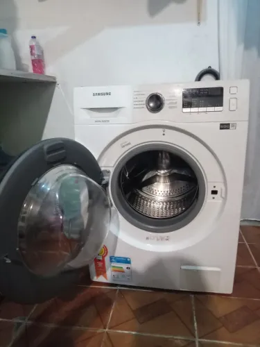VENDE-SE MAQUINA DE LAVAR.