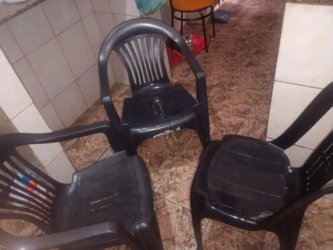 5 cadeiras plásticas por 180,00