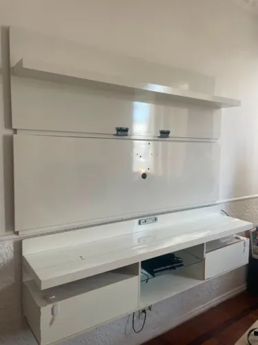 Rack Suspenso com Painel e Prateleira para TV - Branco | Excelente Estado