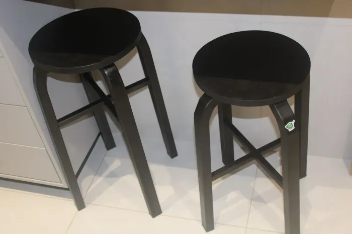 Banquetas novas em metalon e madeira