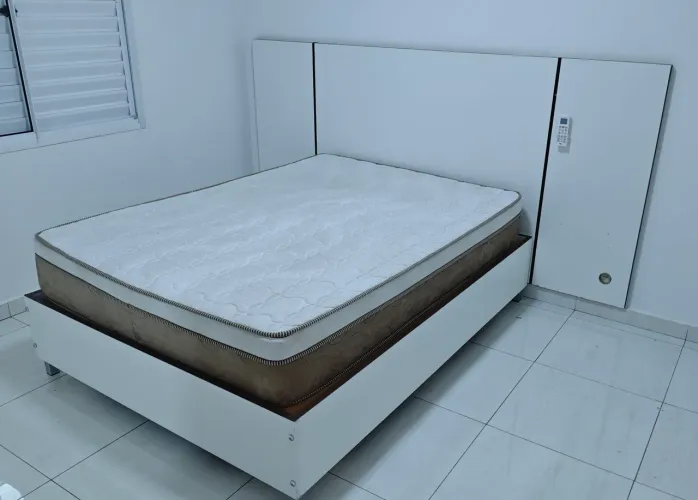Cama, colchão e painel
