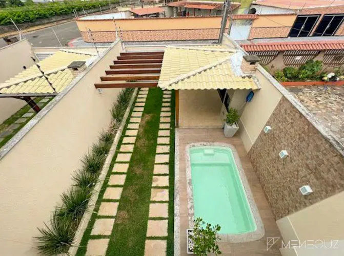 Casa duplex moderna, 3 suítes, para locação anual na Praia do Morro