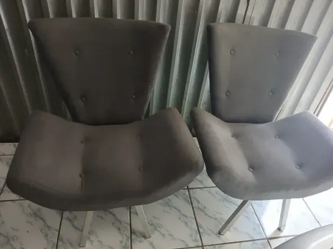 Duas poltronas cadeira estofada cinza