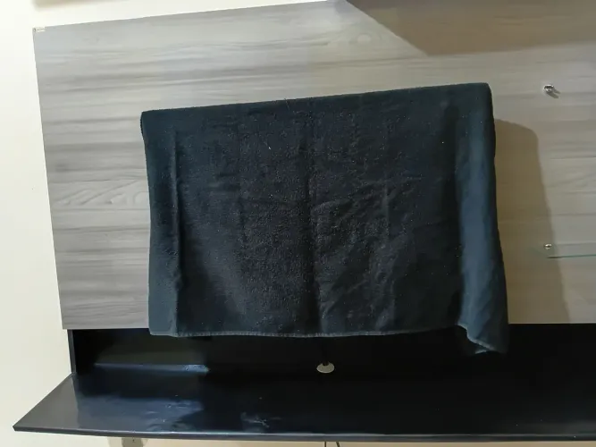 Painel para TV de a partir de 32 polegadas,com pratileirinha de vidro e bancada.