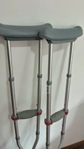 Muletas e Bota Ortopédica