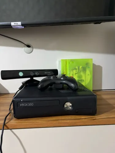 Xbox 360 em ótimo estado para jogar, acompanha 4 jogos e um Kinect