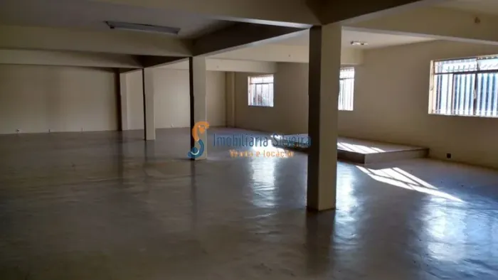 Prédio comercial, região nordeste de BH