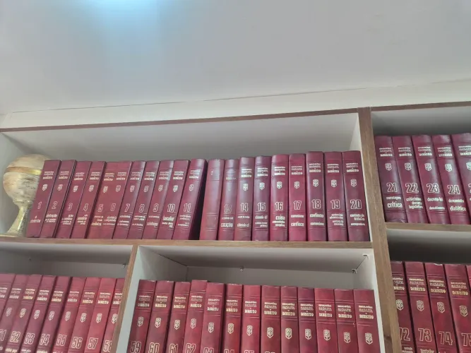 Enciclopédia Saraiva do Direito - 78 volumes.