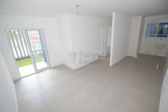 Charmoso Apartamento 2 dormitórios no Edifício Residencial Praça XX: Próximo ao IFSul em P