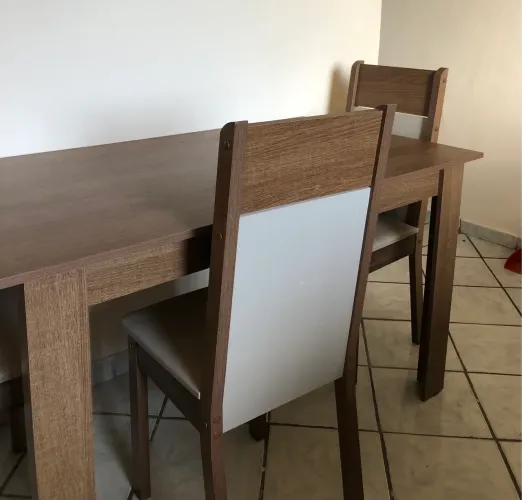Mesa retangular com quatro cadeiras