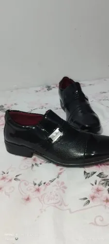 Vende-se este sapato social, está novinho.