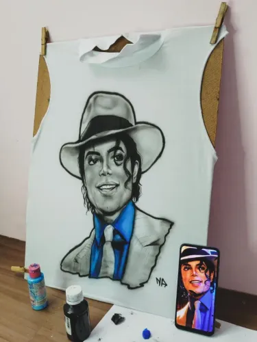 Roupas e Quadros Personalizados à Mão - Realismo