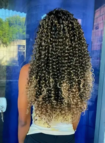 Lace cacheada loira