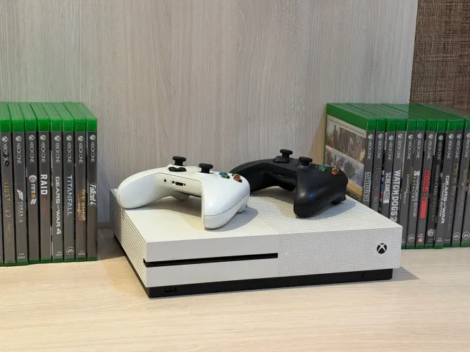 Xbox one s + 2 controles + 26 jogos em mídia fisica