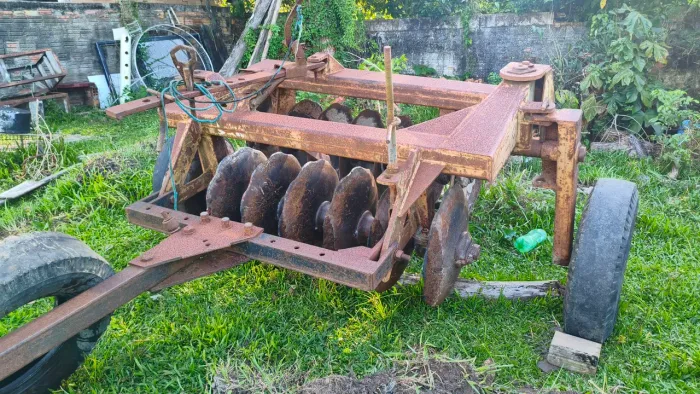 Vendo grade aradora 14x26 marca baldam Intermediária
