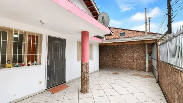 Casa à venda com 2 quartos, churrasqueira e vaga para até 5 carros | 600 metros da praia