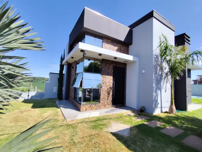CASA SEMIMOBILIADA À VENDA NO BAIRRO AUTÓDROMO EM CHAPECÓ-SC.
