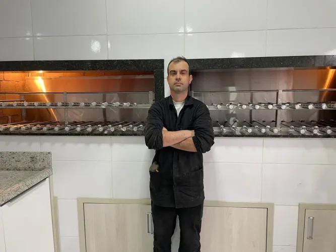 Churrasqueira rotativa 31 espetos profissional para restaurante ou churrascaria 