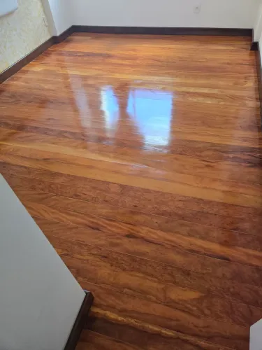 Tratamento de piso de madeira.