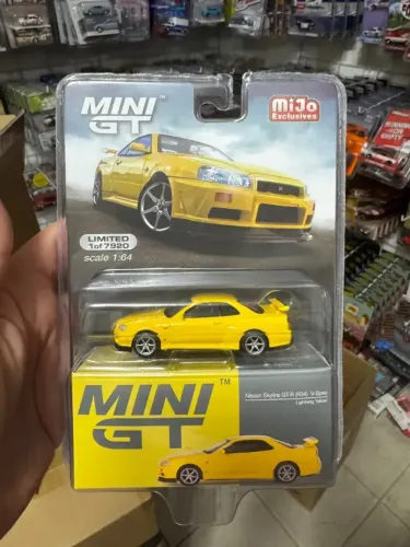 Mini GT Miniatura Nissan Skyline GT-R R34 V-Spec 1:64 Metal Amarelo