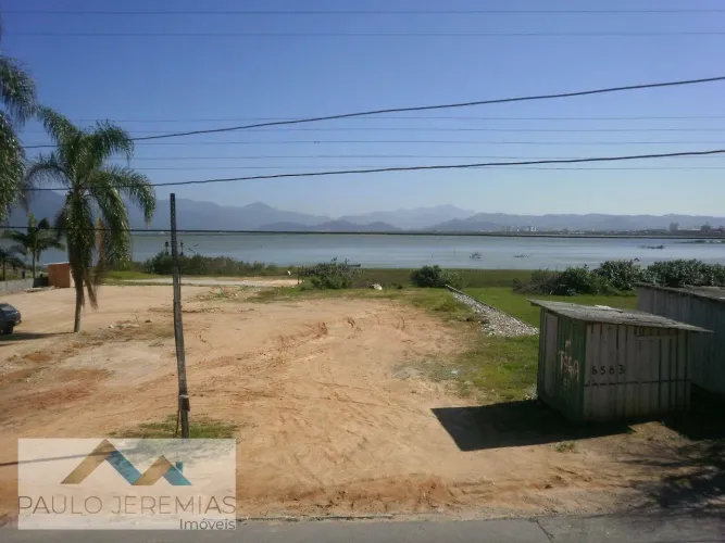 Terreno à venda em Ponta de Baixo, São José, por R$750.000. Oportunidade única para invest