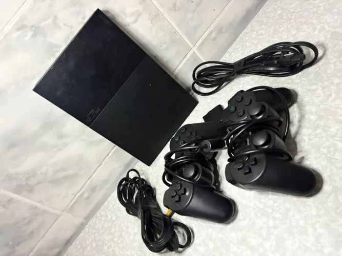 ? PLAYSTATION 2 SLIM + 2 CONTROLES + 2 JOGOS - R$ 300,00 ?