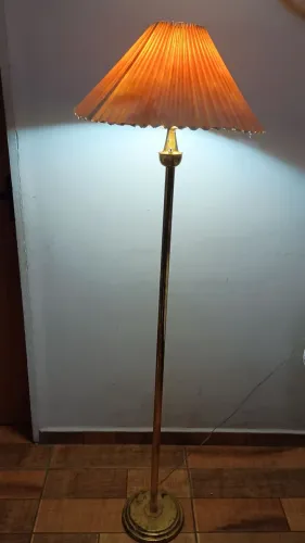 Abajur antigo de pé alto em metal Dourado - altura com a cúpula 1,60x48 cm