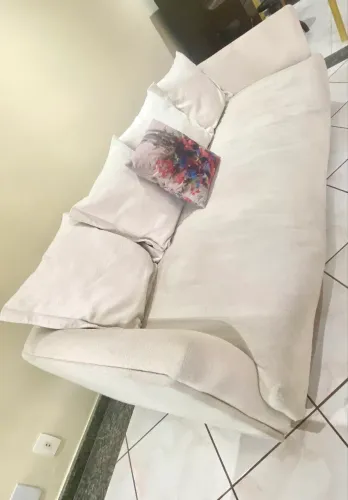 Sofá 4 Lugares, com 2,20m de largura, na cor bege/off-white