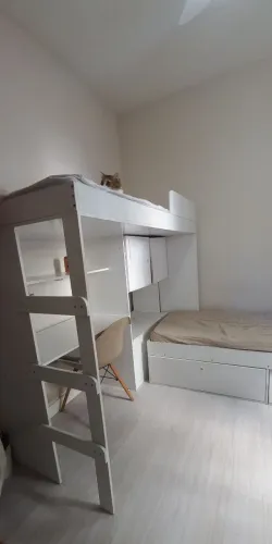 Beliche com cama auxiliar, escrivaninha integrada.