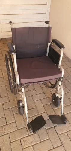 Vende-se cadeira de rodas, pouquíssimo uso. VALOR 550,00