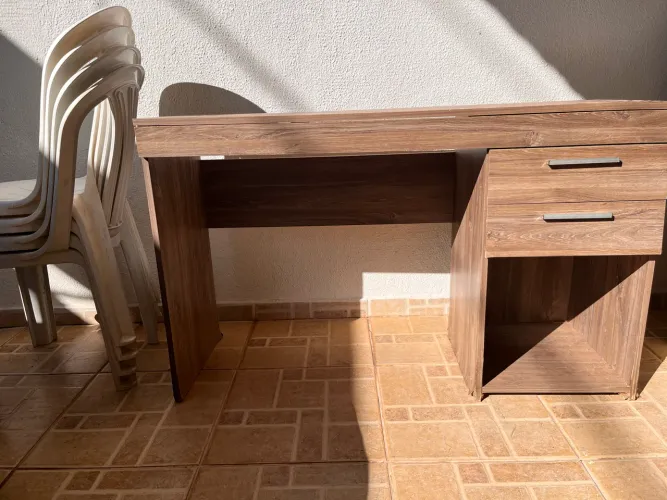 Mesa de escritório com gaveta