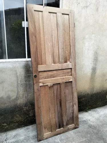 Vendo uma porta de madeira de 80 por 210