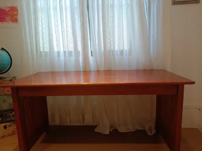 Mesa de escritório em madeira maciça - bom estado