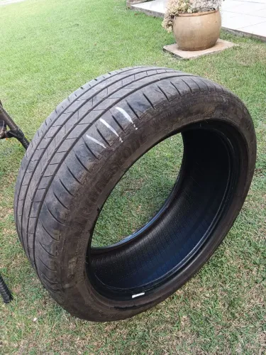 Pneu Bridgestone 225/45 R17 Seminovo.