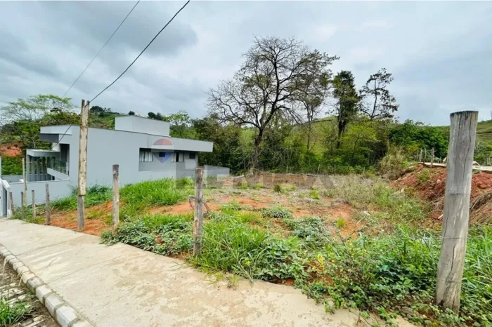 597,73m² de terreno em localização privilegiada, com lote de esquina e espaço de sobra par