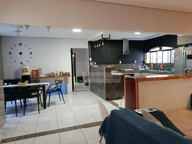 Casa Térrea Residencial/ Comercial a Venda R$ 650.000,00 Bairro: Pico do Amor em Cuiabá-MT