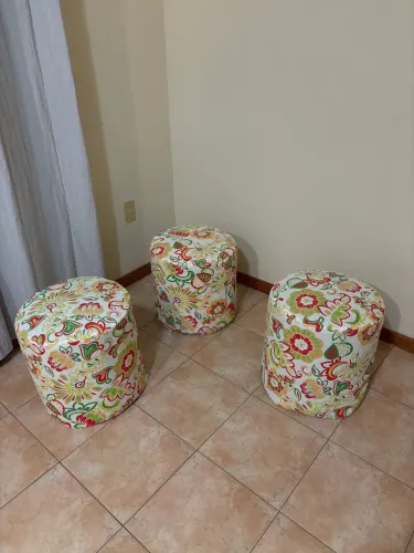 Três puffs com capa