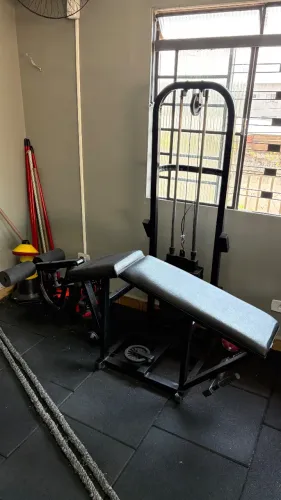 MESA FLEXORA COM TORRE DE PESOS