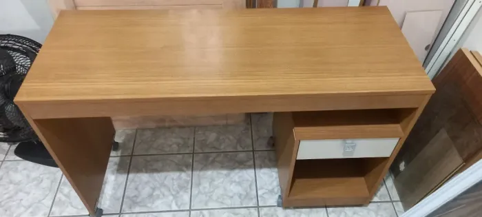 Mesa de escritorio com uma gaveta