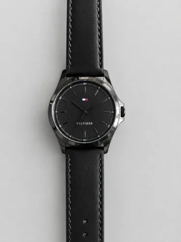 Relógio Tommy Hilfiger Preto Minimalista