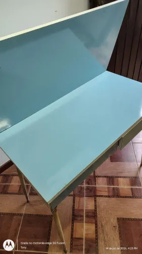 Mesa de cozinha de fórmica azul 
