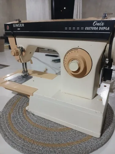 Máquina de costura Singer Onix costura dupla 