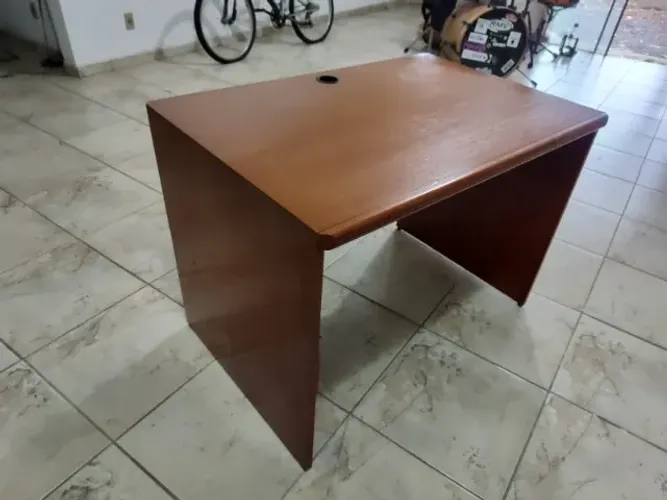 Mesa de Escritório - Madeira - 1,05 mts x 0,70 cm