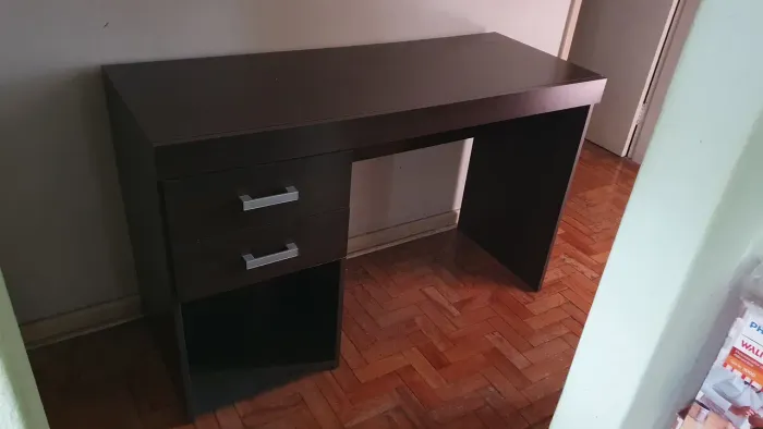 Escrivaninha com duas gavetas