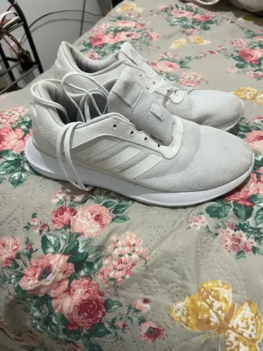 Tênis adidas esportivo