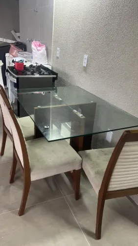 Vendo mesa com tampo de vidro e base em madeira maciça