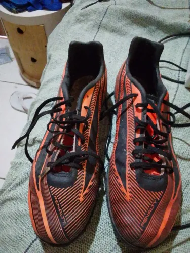 Vendo uma chuteira da pênalti na cor laranja com detalhes preto interessados mim chama cha