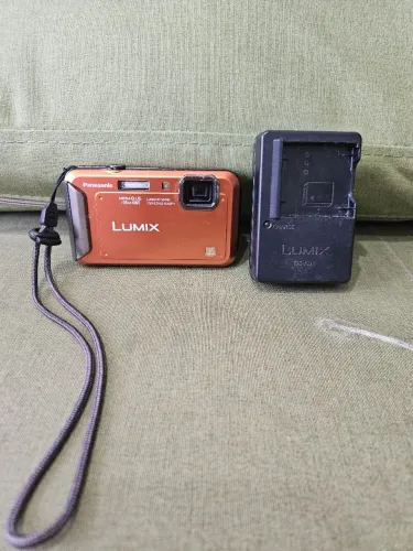 Câmera Digital à prova d'água e poeira Panasonic Lumix - Completa