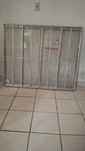 Vendo janela em alumínio, 4 folhas com grade 100x120 nova, na embalagem.