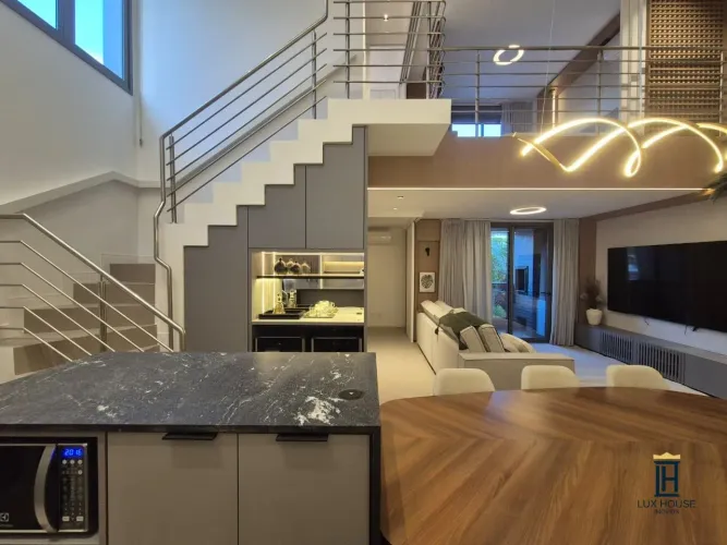 Lindo Loft Duplex com 3 quartos em Jurerê (à 160m da praia)